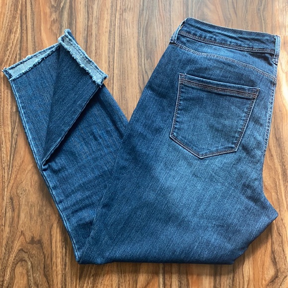 Bandolino Curvy Lisbeth crop jeans - Picture 6 of 8